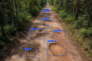 Estrada florestal com buracos detectados automaticamente por inteligência artificial utilizando bounding boxes estilo YOLO.